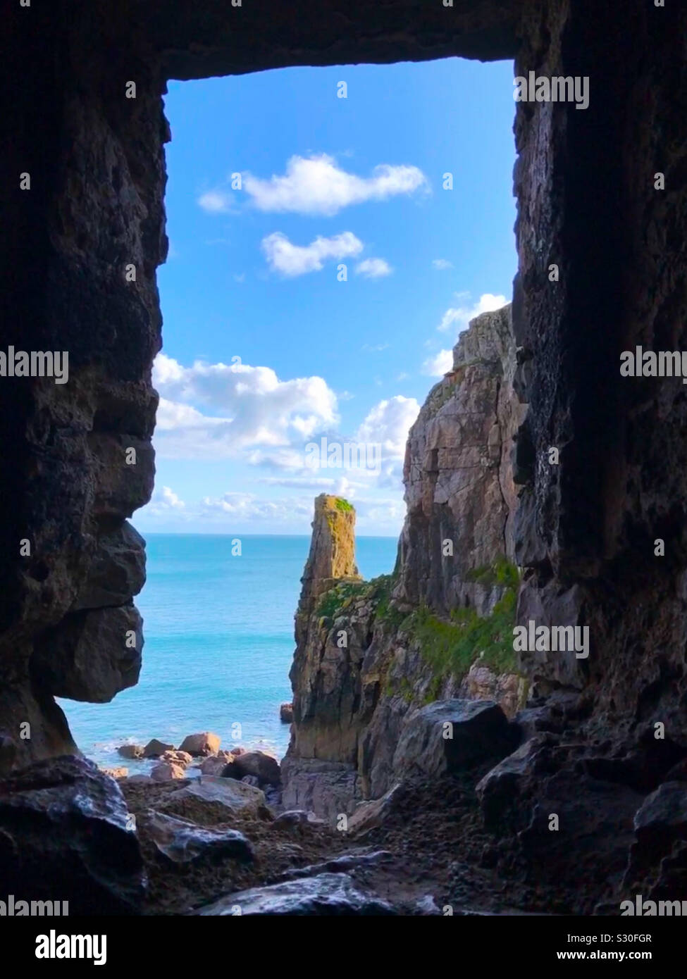 Mit Blick auf die Keltische See aus dem Innenraum von St. Govan's Kapelle, St. Govan's Kopf, Bosherston im Pembrokeshire Coast National Park, Dyfed, Wales. Stockfoto