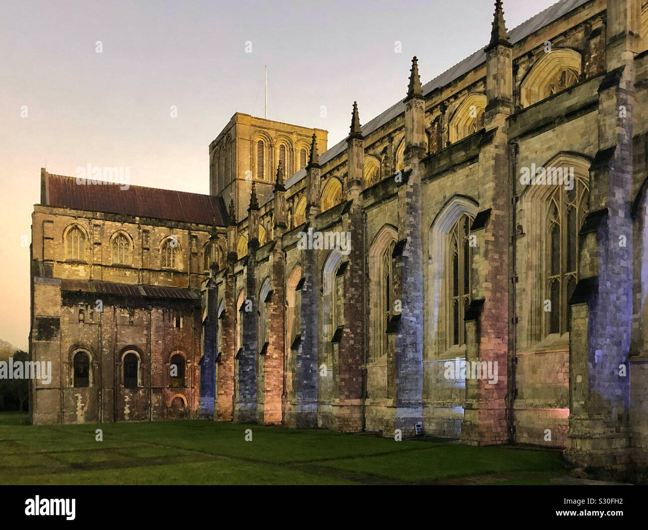 Cathedral Twilight, Winchester, Hampshire, England, Großbritannien - Smartphone-aufgenommenes Stockfoto