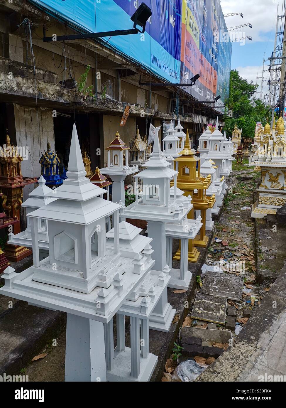 Die buddhistischen Tempel steht in einem lokalen Handwerker Studio in Chiang Mai. Stockfoto