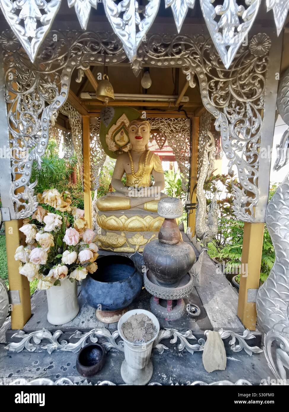 Ein Buddha Schrein in einem Tempel in Thailand. - Smartphone-aufgenommenes Stockfoto