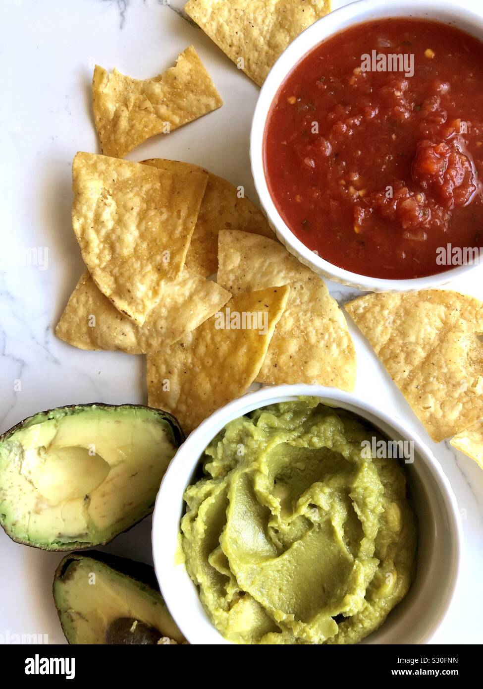 Chips und dips - Smartphone-aufgenommenes Stockfoto