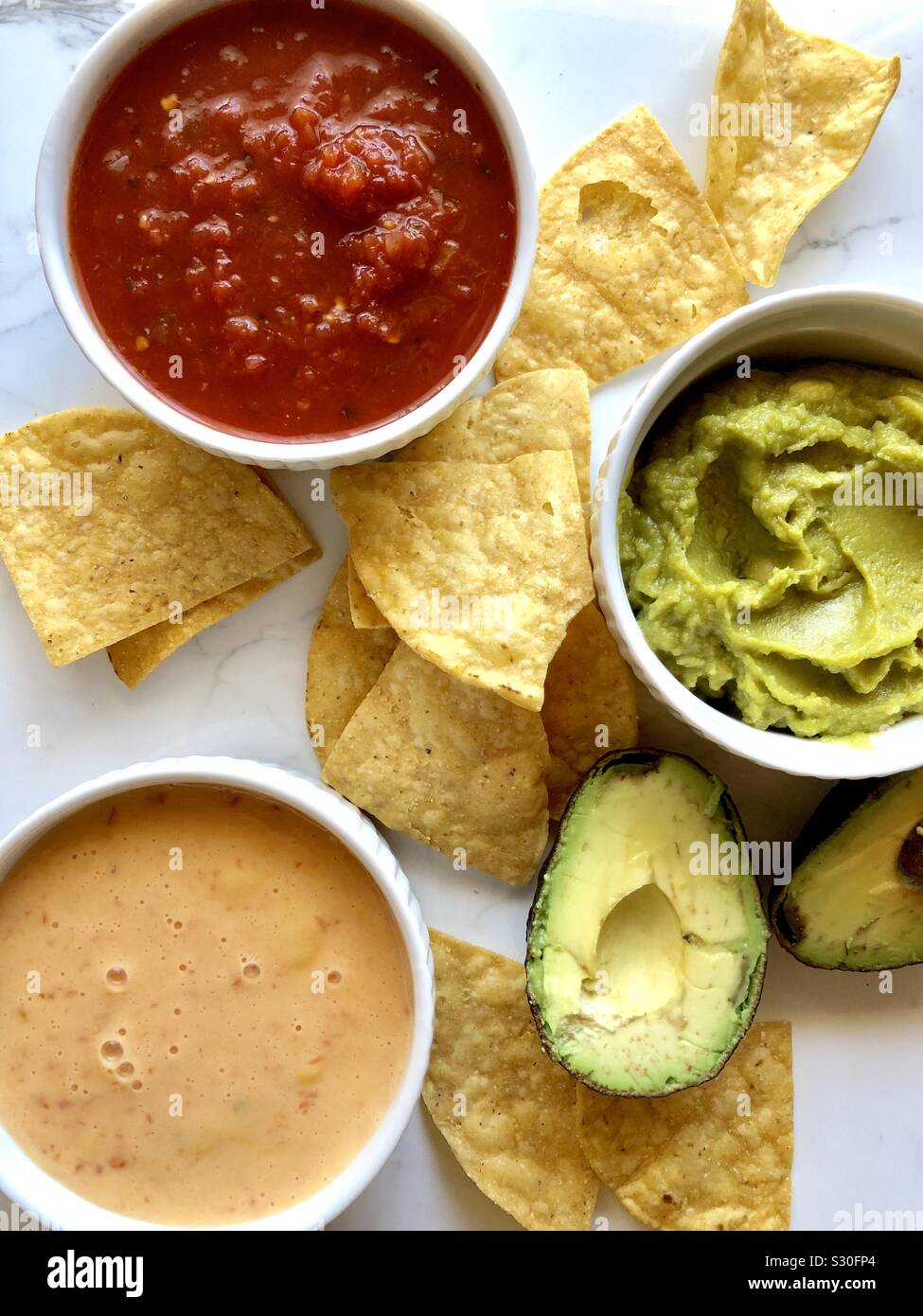 Chips und dips - Smartphone-aufgenommenes Stockfoto