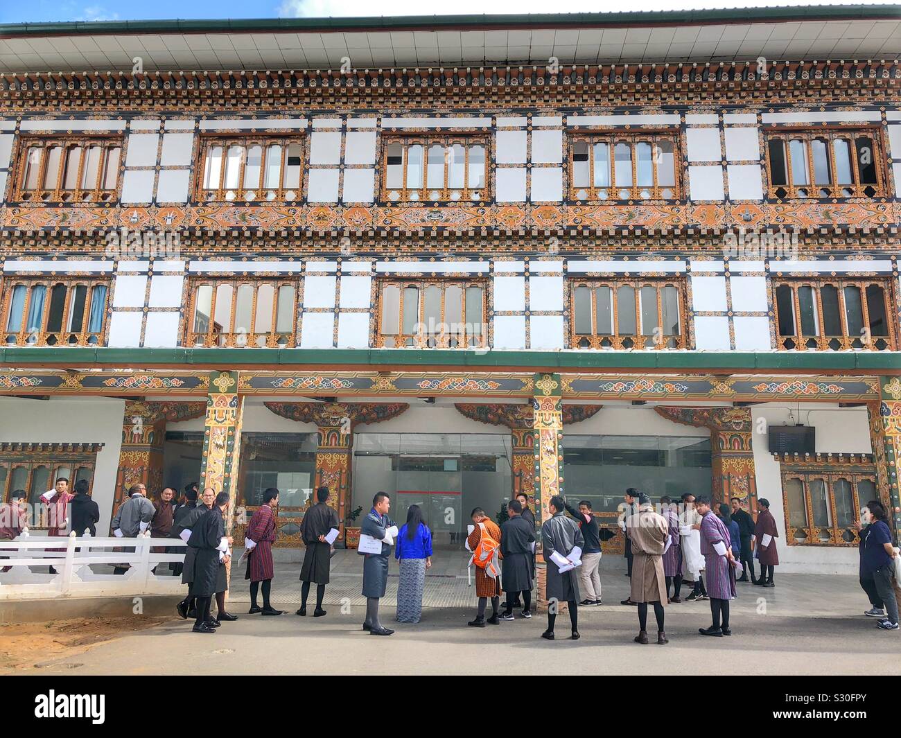 Bhutan Tour Guides außerhalb des Thimphu Flughafen warten. Stockfoto