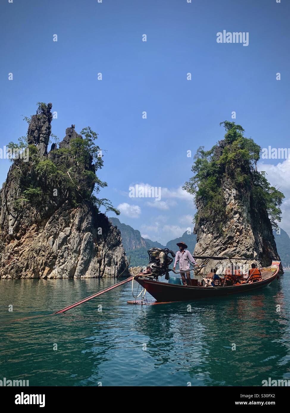 Touristen auf Long tail Boot auf Cheow Lan Lake im Khao Sok Nationalpark, Thailand Stockfoto