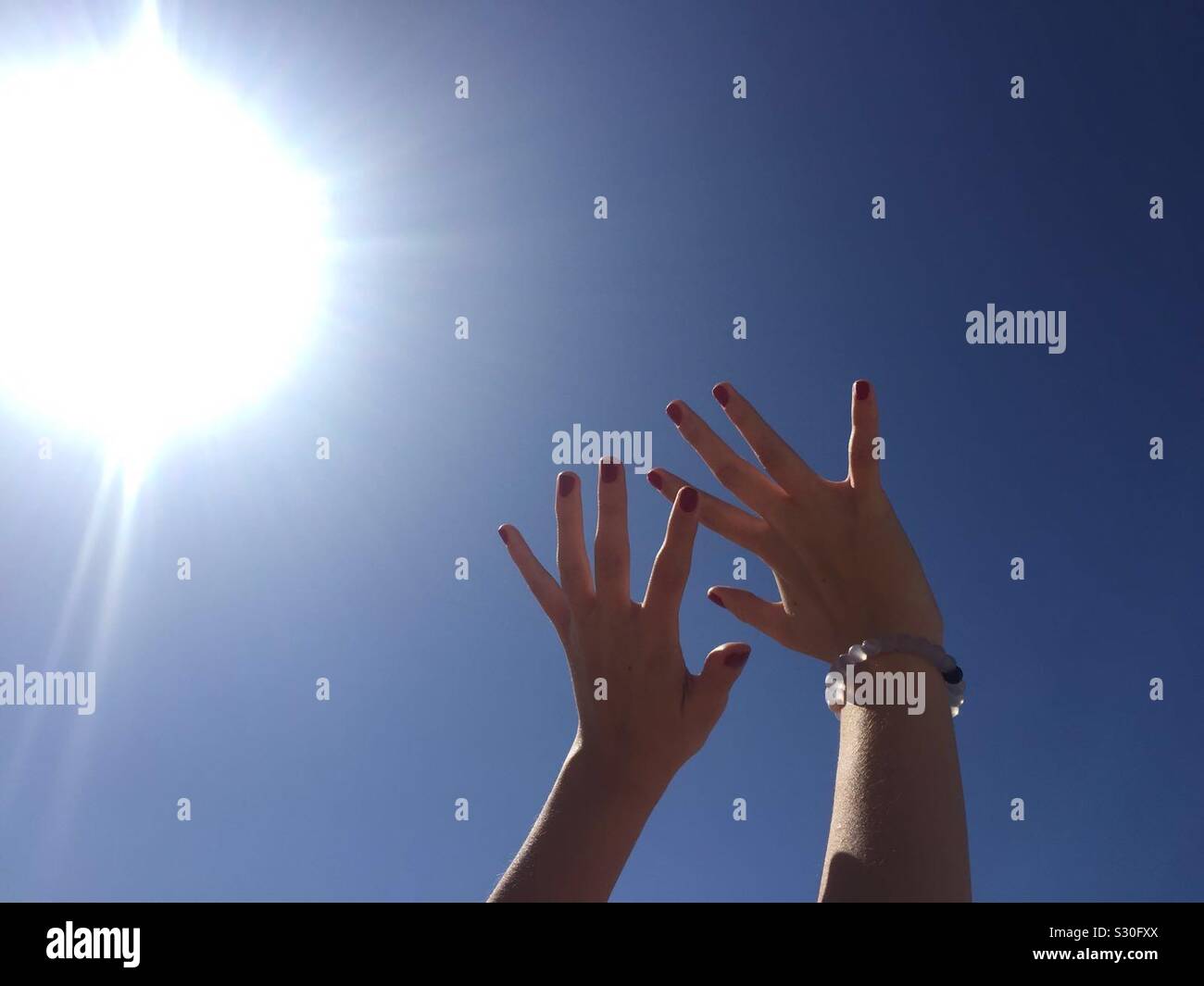 Lackierten Fingern in der Sonne Stockfoto