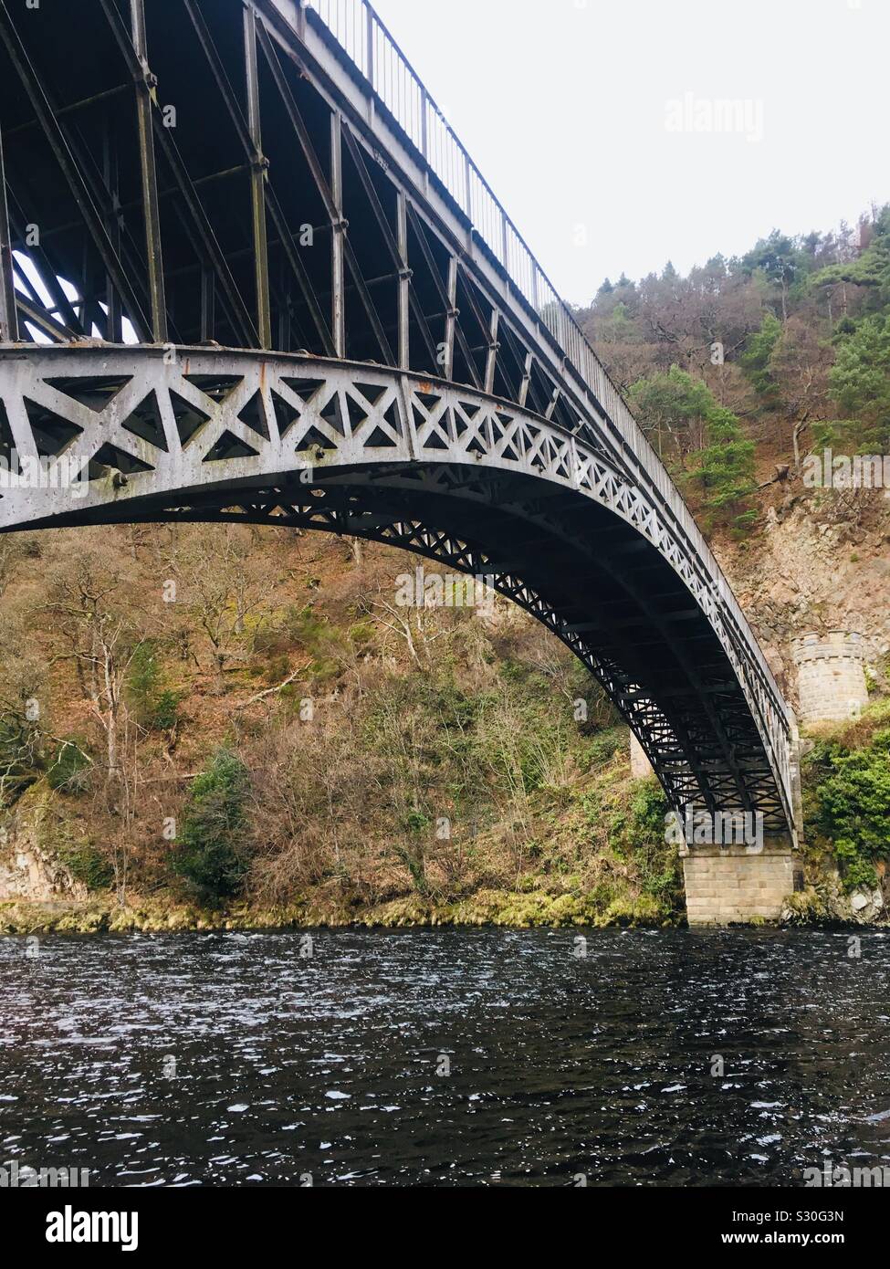 Die 151 Fuß Bogen von Craigellachie Brücke. Eine gusseiserne Bogen Brücke über den River Spey von Thomas Telford 1814 gebaut. In der Nähe von Aberlour, Moray, Schottland. Stockfoto