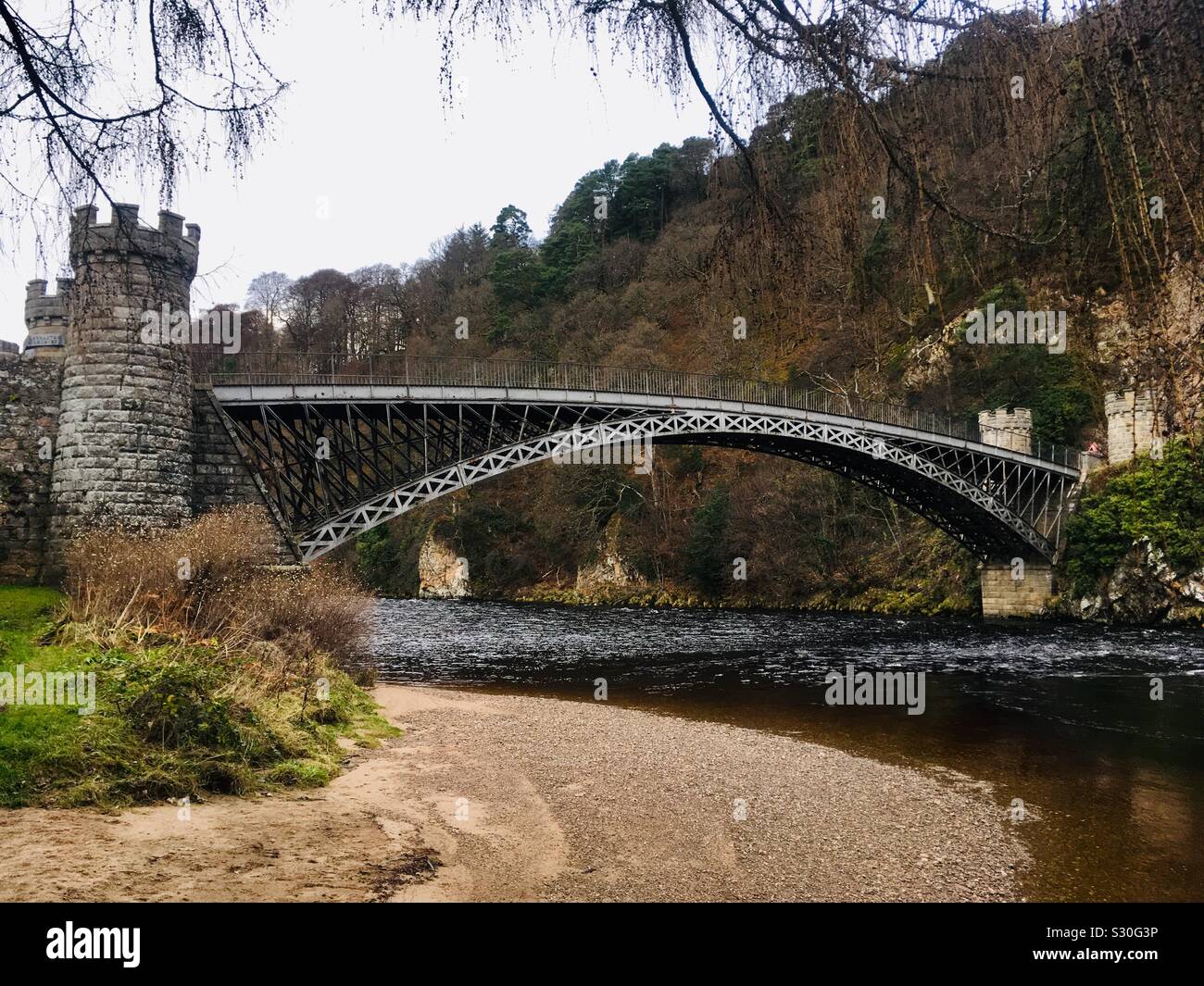 Craigellachie Brücke über den River Spey. Eine gusseiserne Bogenbrücke von Thomas Telford 1814 gebaut. In der Nähe von Aberlour, Moray, Schottland. Stockfoto