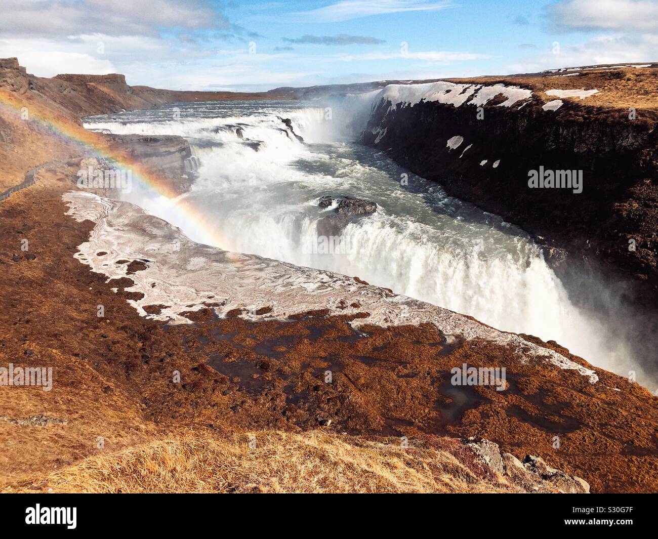 Regenbogen am Wasserfall Gullfoss in der Schlucht des Flusses Hvítá im Südwesten von Island entfernt. - Smartphone-aufgenommenes Stockfoto