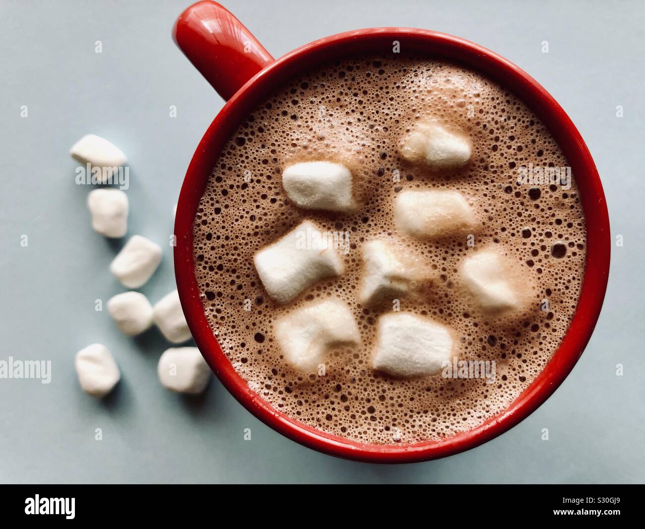 Heißer Kakao mit Marshmallows, zu einer Ansicht Stockfoto