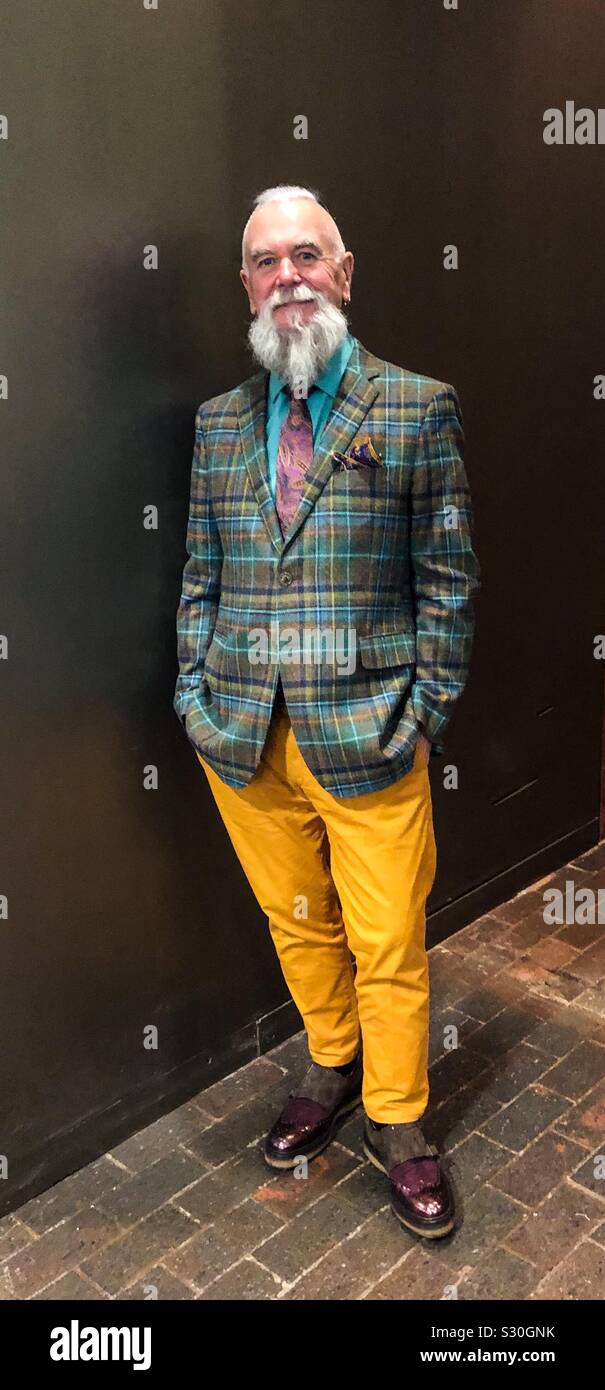 Sartorial Eleganz. Ein Mann steht. Modisches Statement. - Smartphone-aufgenommenes Stockfoto