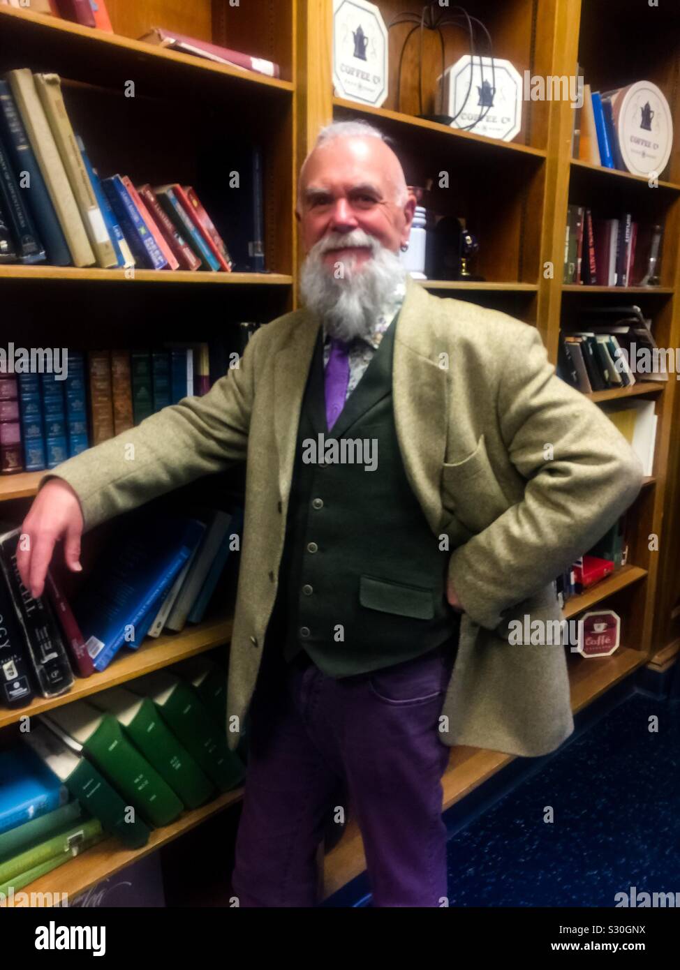 Große alte Mann - Smartphone-aufgenommenes Stockfoto