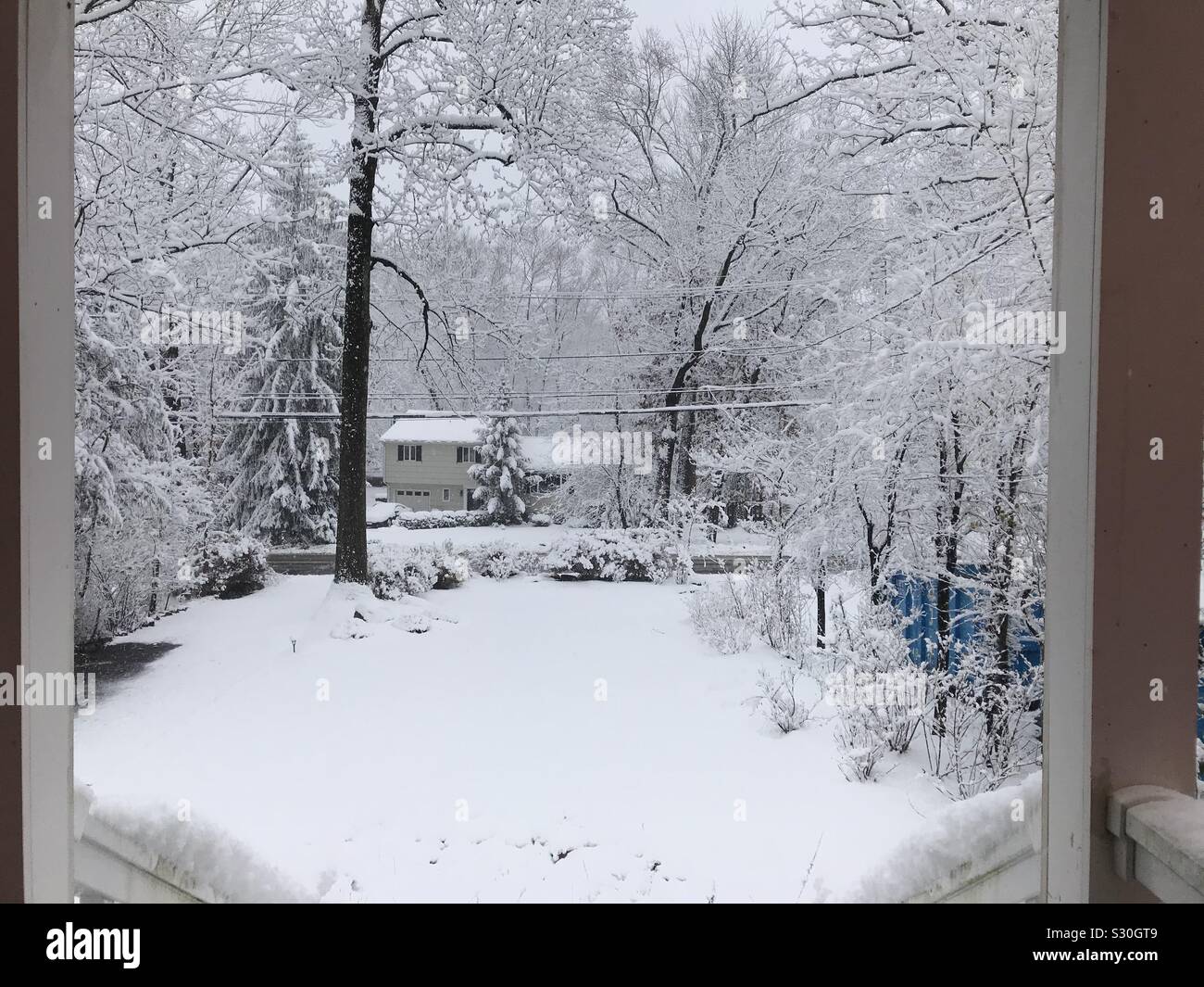 Vorgarten durch den ersten Schnee der Saison im amerikanischen Norden Osten, Blick von der Veranda abgedeckt - Smartphone-aufgenommenes Stockfoto