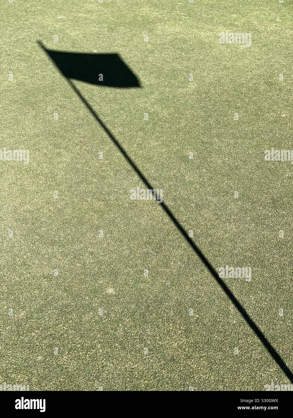 Schatten des Golf Flagge auf Golf Greens Stockfoto