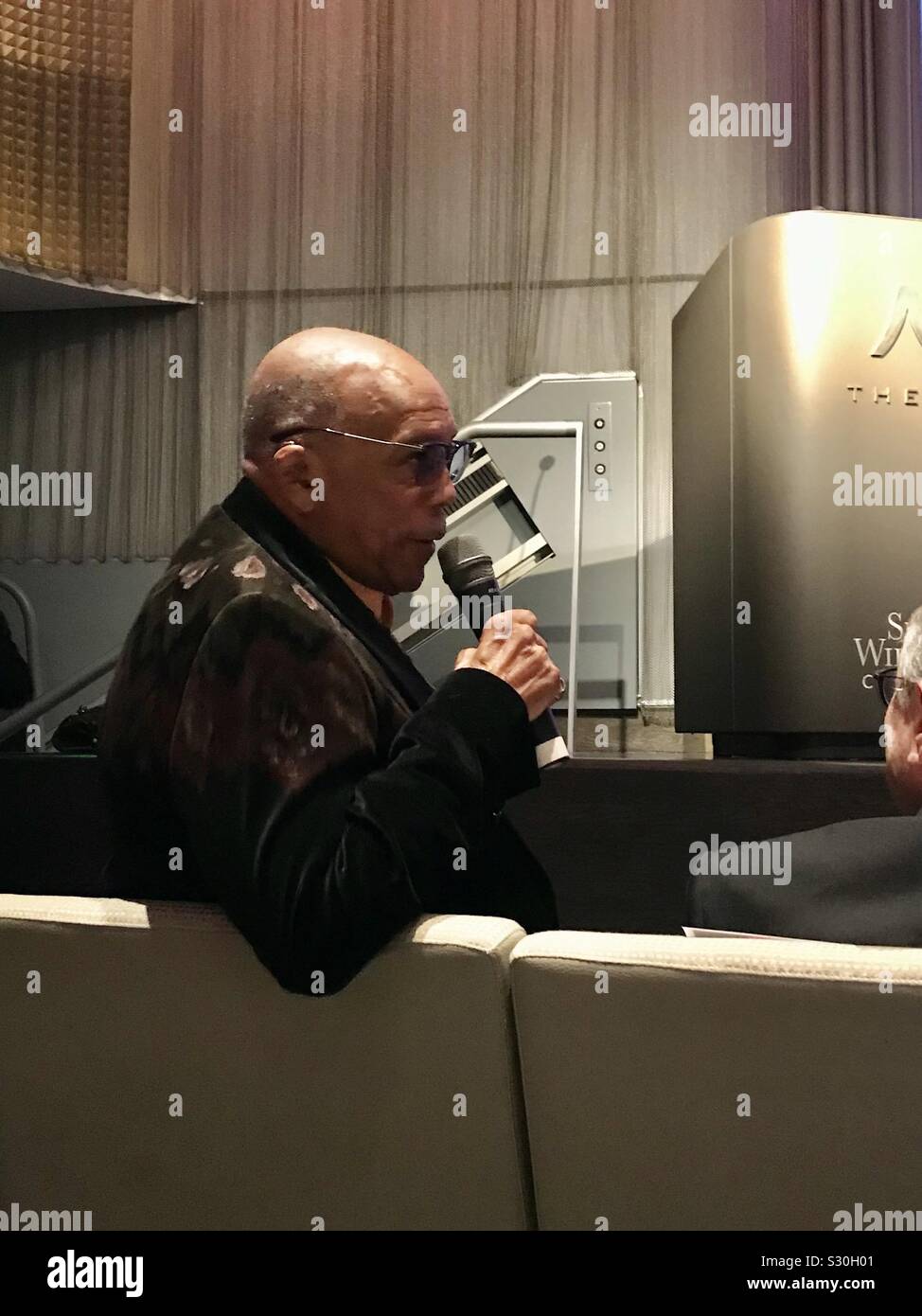Quincy Jones spricht zu Gast. Stockfoto