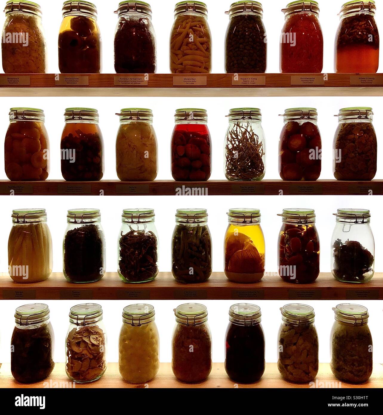 Gläser mit gesunden Früchten, Lebensmittel und Kräuter auf Anzeige im "Design Austria" Galerie, Wien. - Smartphone-aufgenommenes Stockfoto