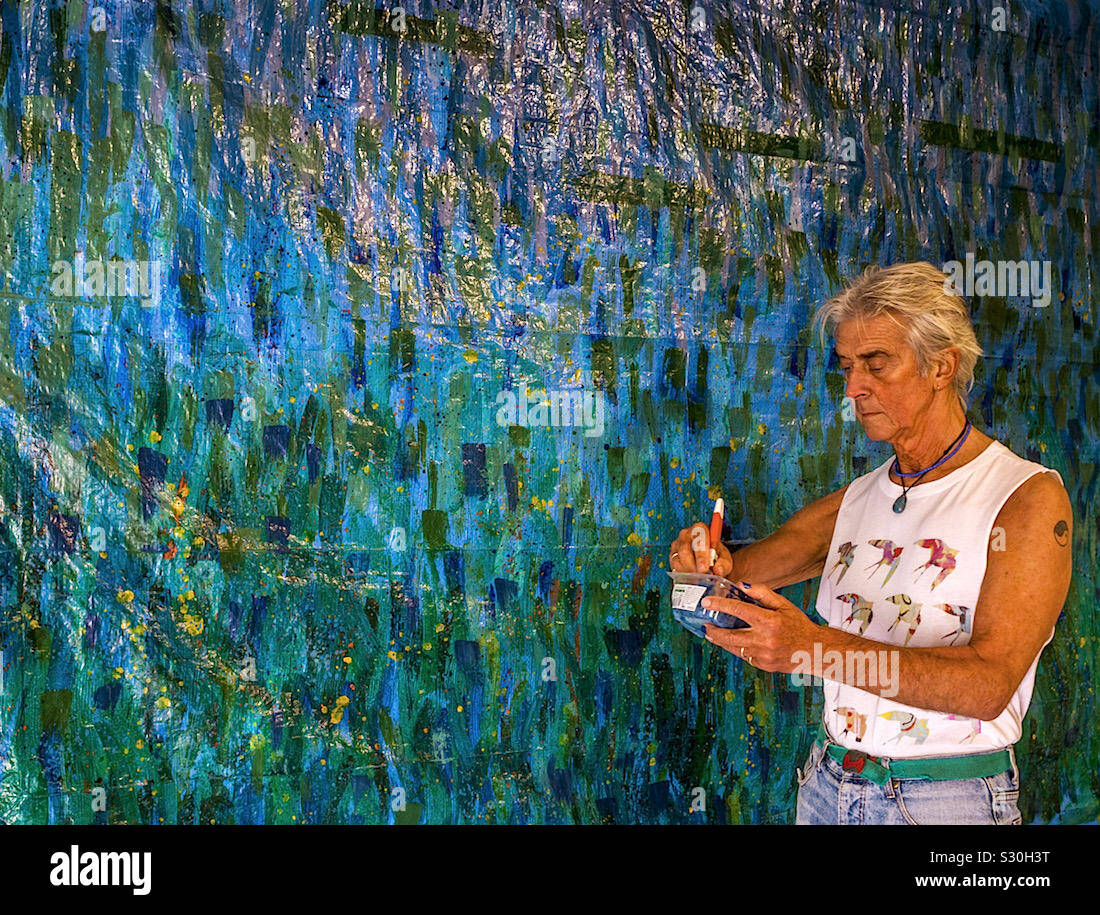 Künstler Ed Buziak erstellen eine abstrakte Acrylmalerei auf einer großen Leinwand. Stockfoto