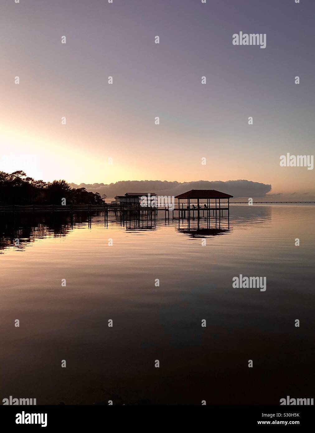 Sonnenuntergang über der Bucht Wasser mit Farbe Reflexionen auf dem Wasser Stockfoto