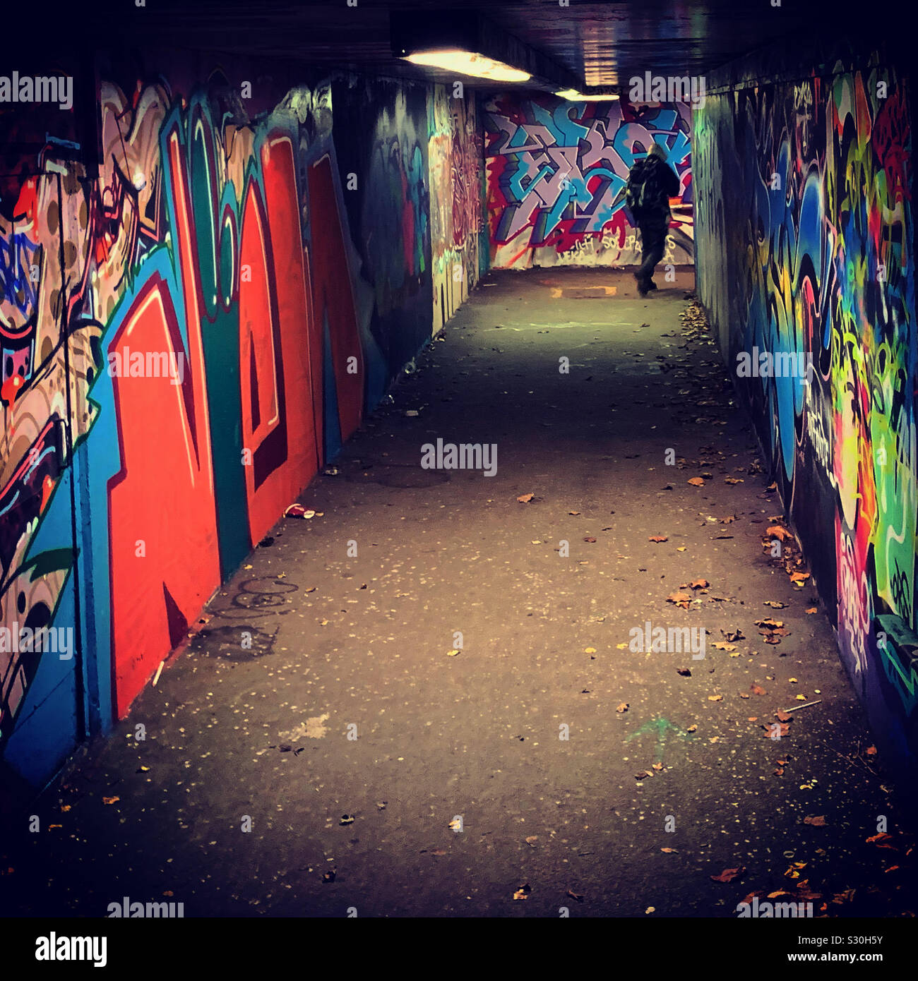 U-Bahn Graffiti, einsame Mann zu Fuß. Stockfoto