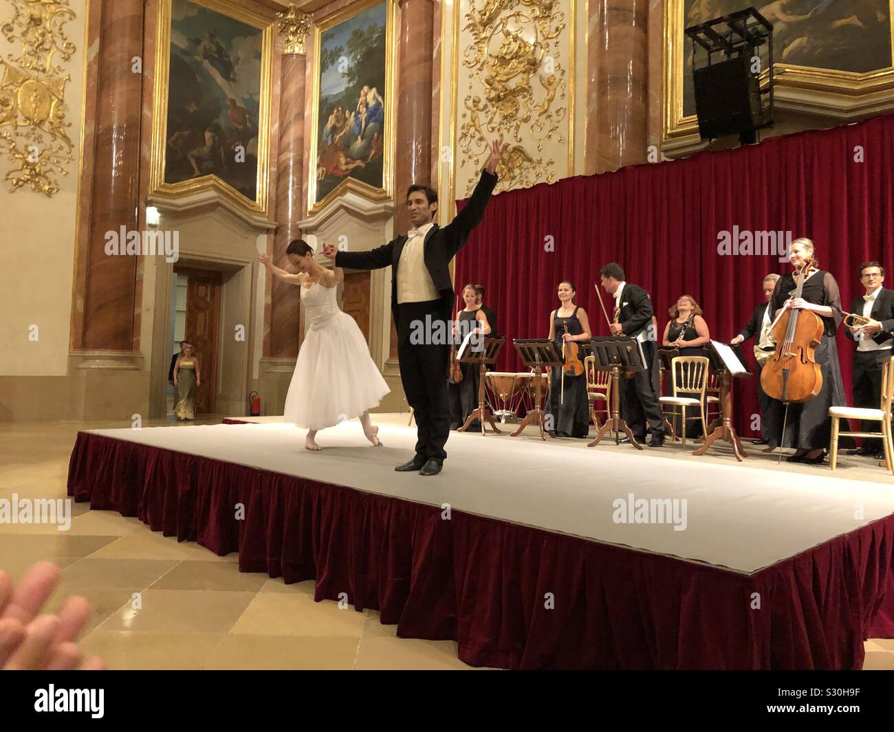 Applaus für Orchester und Tänzer am Lichtenstein Palace in Wien, Österreich. Stockfoto