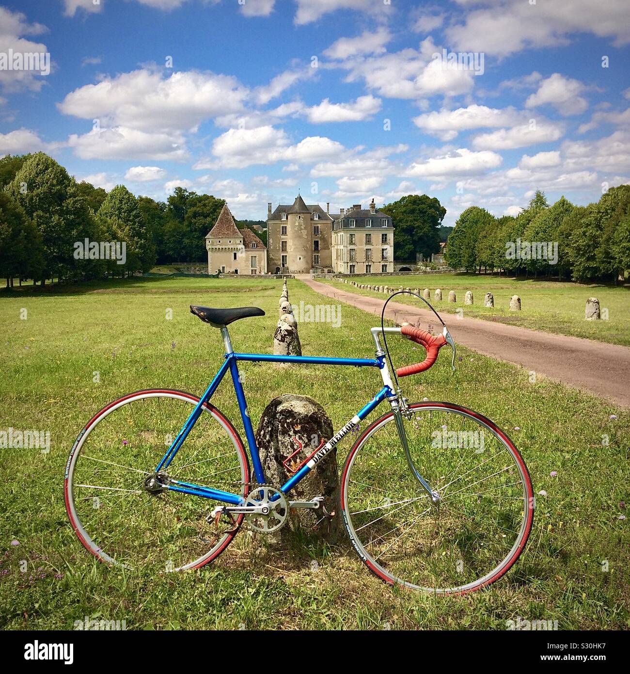 Meine festen-Gang Fahrrad auf der Zufahrt zu dem lokalen Château Boussay, Indre-et-Loire, Frankreich. - Smartphone-aufgenommenes Stockfoto