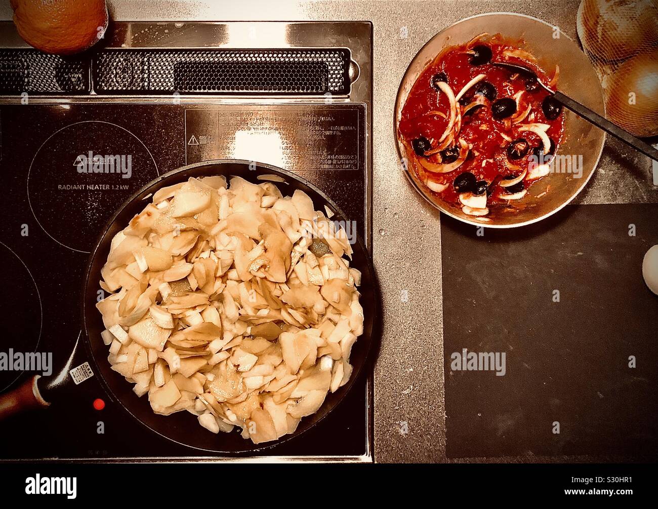 Kochen zu Hause, spanisches Omelette, Gemüse und Oliven - Smartphone-aufgenommenes Stockfoto