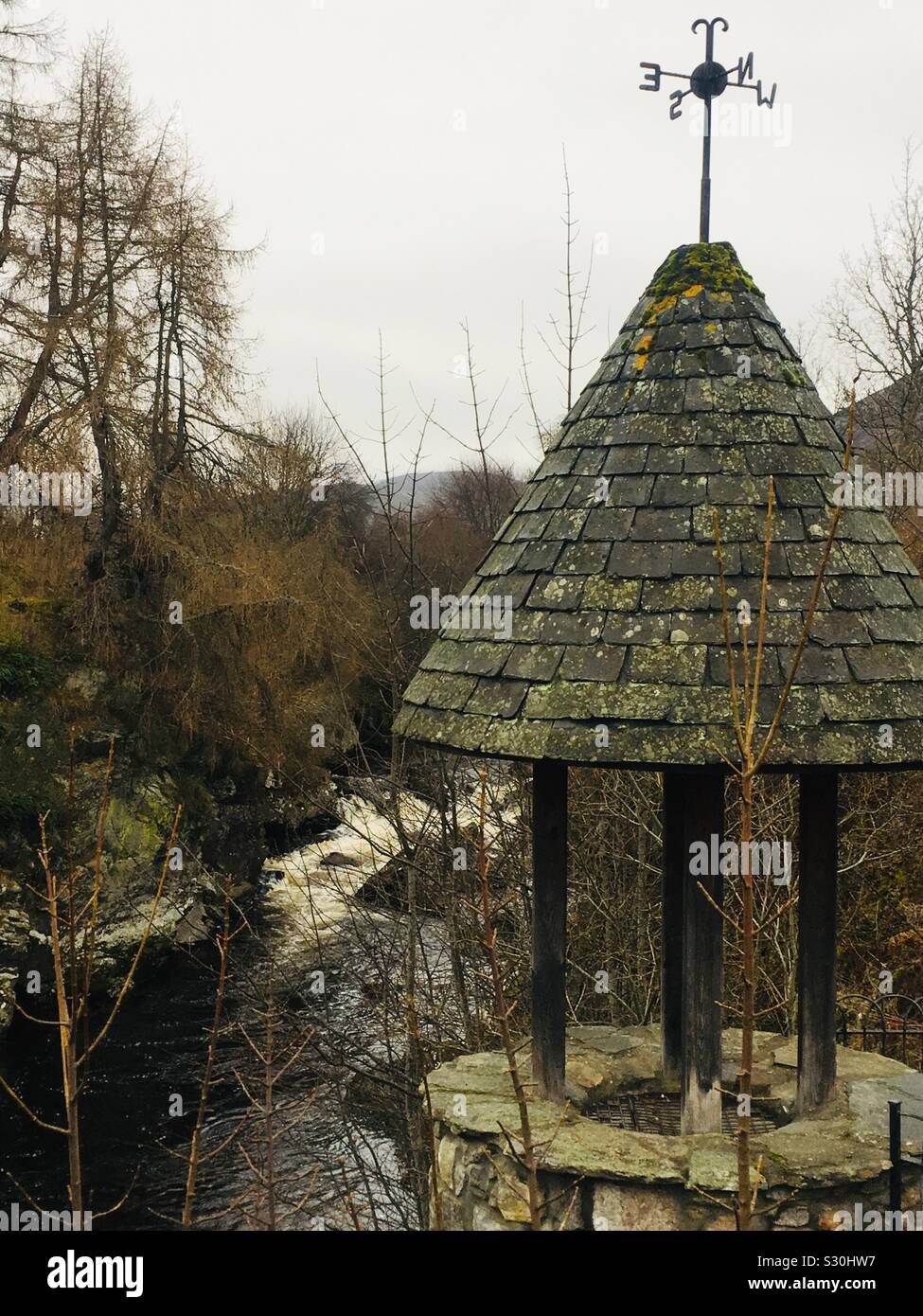 Der Wunschbrunnen mit Blick auf Clunie Wasser, Braemar, Schottland Stockfoto