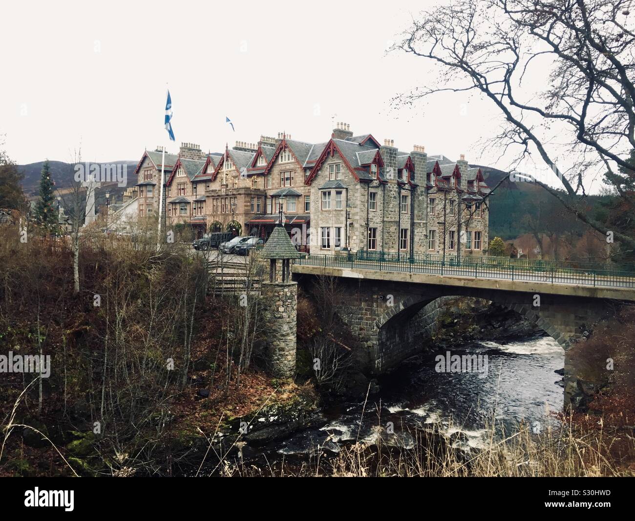 Die fife Arms Hotel und die Brücke über den Clunie Wasser bei Braemar, Schottland Stockfoto