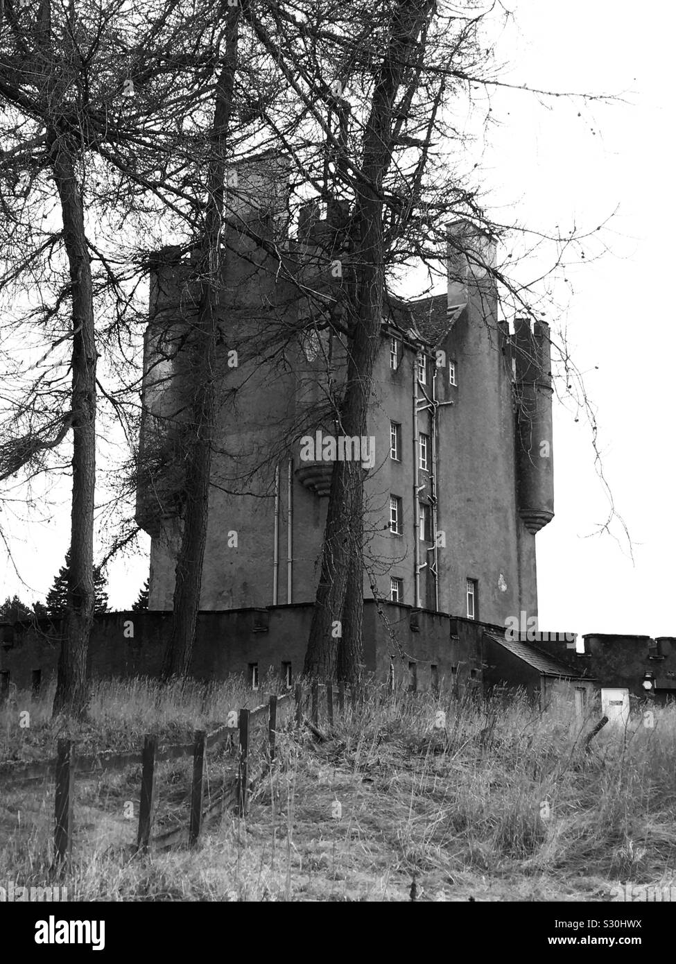 Braemar Castle in Schwarzweiß, das Schloss wurde von John Erskine, Earl of Mar 1628 gebaut. Stockfoto