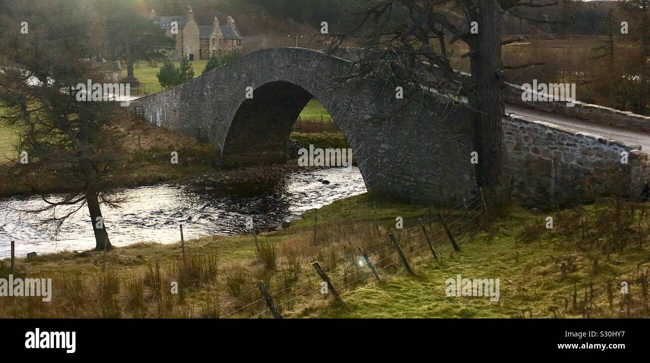 Gairnshiel Brücke, einem Buckel-backed Bogenbrücke auf dem alten Heerweg, 939 in der Nähe von Ballater, Schottland in 1753 Stockfoto