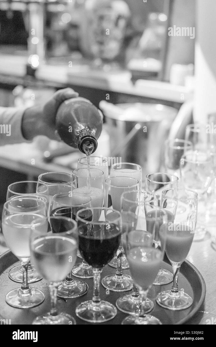 Champagner und Drinks werden auf einer Hochzeit Party serviert. Stockfoto