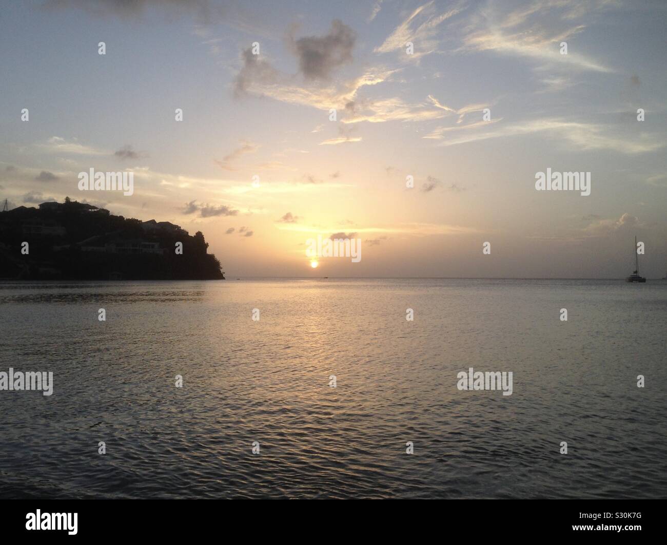Sonnenuntergang am Morne Rouge Strand, Granada. - Smartphone-aufgenommenes Stockfoto