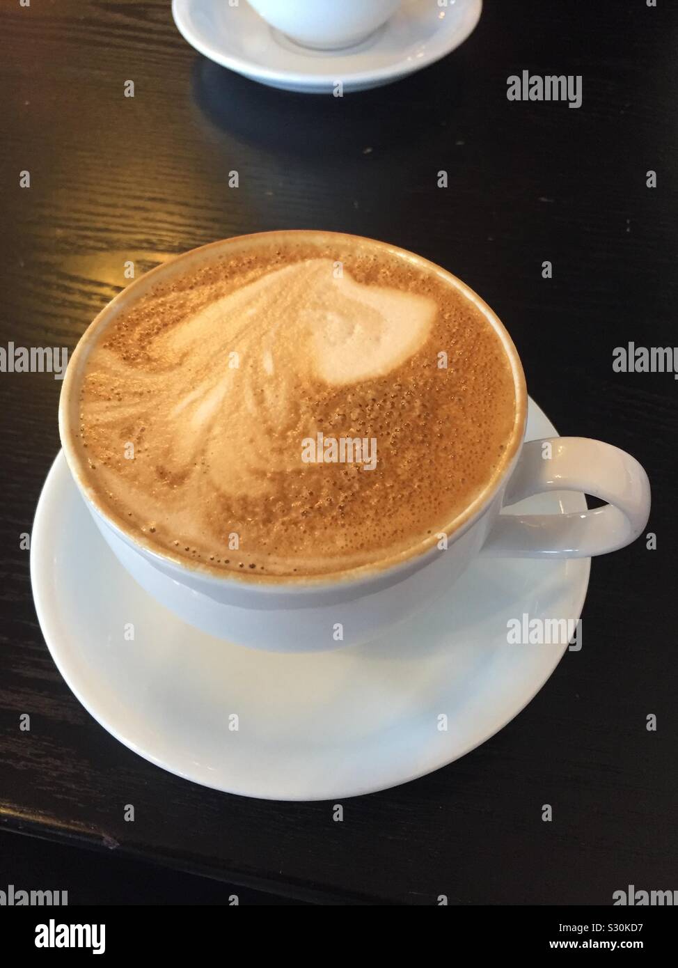 Latte in Weiß Kaffee Tasse im Kaffeehaus Stockfoto