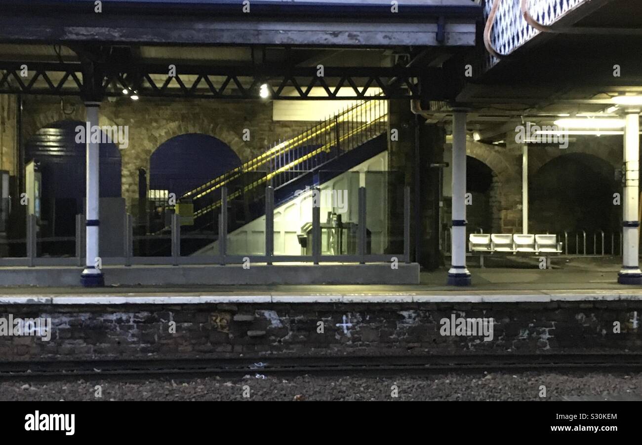 Historische Dewsbury Bahnhof (1848), West Yorkshire, UK, auf einem frühen Dezember Abend, Plattform 1 für Züge, Leeds, Hull, und darüber hinaus. Züge fahren auch West nach Manchester, und darüber hinaus. Stockfoto