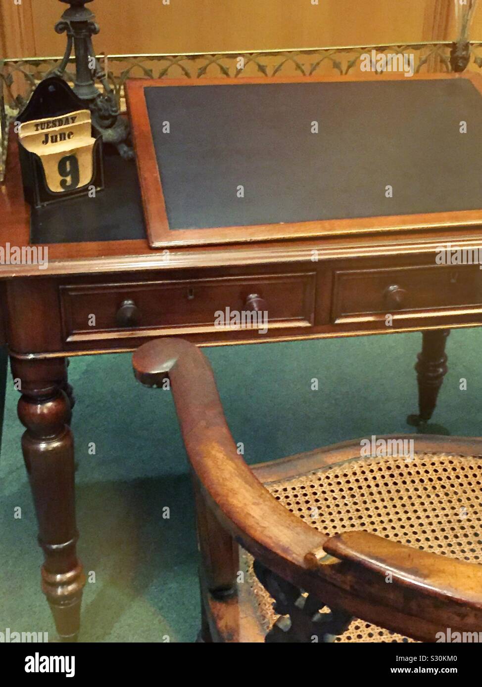 Der Schreibtisch Charles Dickens verwendet das Weihnachtslied pen an der New York City Public Library auf der Fifth Avenue, New York, USA Stockfoto