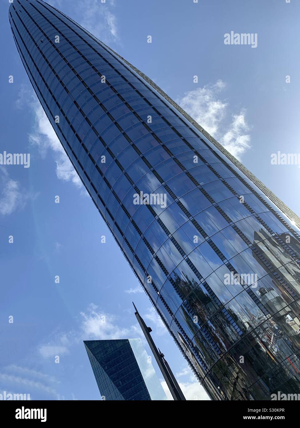 Glas Hochhaus an einem sonnigen Tag in London. Stockfoto