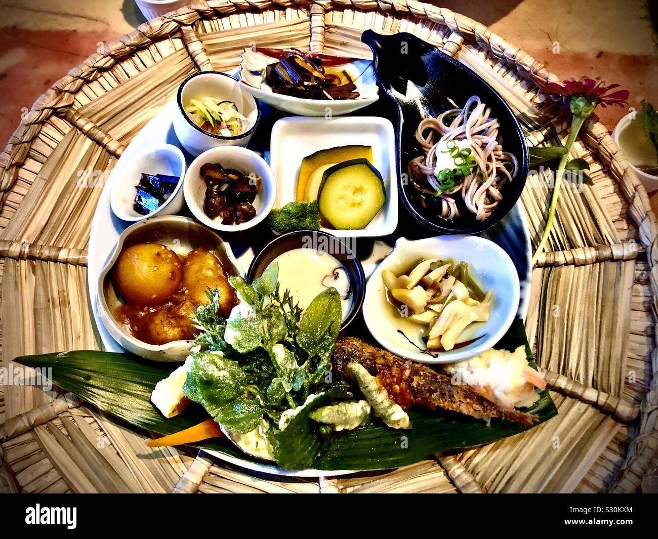Traditionelle japanische Mittagessen mit Soba, Gemüse Tempura, Fisch und chawamushi - Smartphone-aufgenommenes Stockfoto