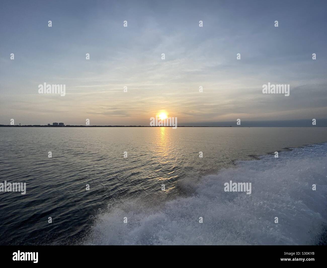 Sonnenuntergang am Golf von Mexiko das Wasser aus einem Boot mit Wasser sprühen vom Boot aus Stockfoto