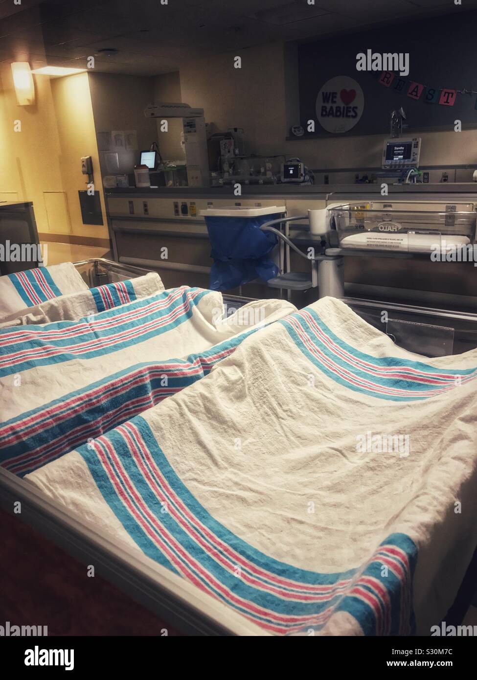 Auto-kindersitze mit Decken, für Babys hinter dem Sichtfenster im Krankenhaus Kindergarten bereit Stockfoto