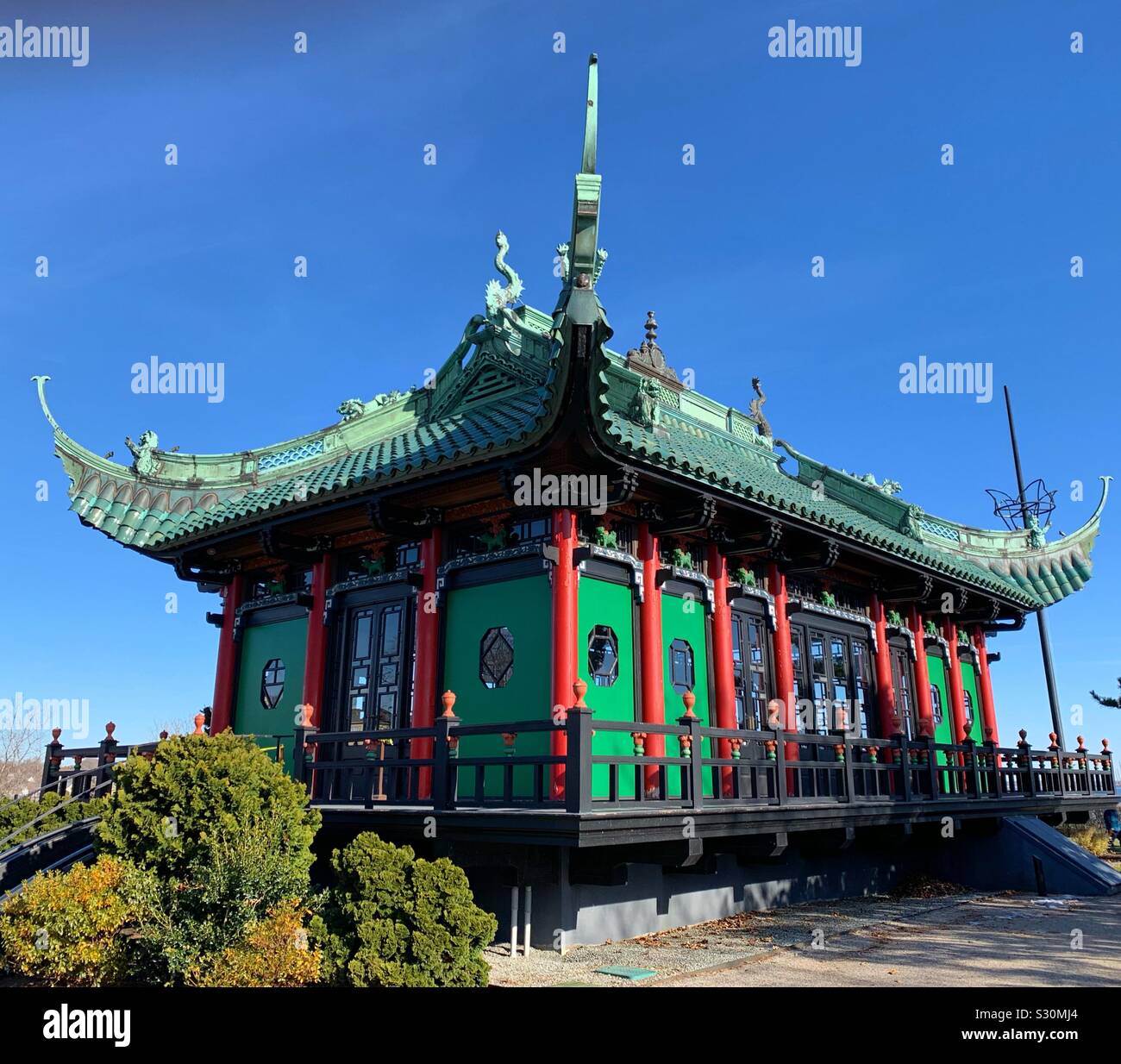 Das Chinesische Teehaus in der Nähe des Marble House, Newport, Rhode Island, United States - Smartphone-aufgenommenes Stockfoto