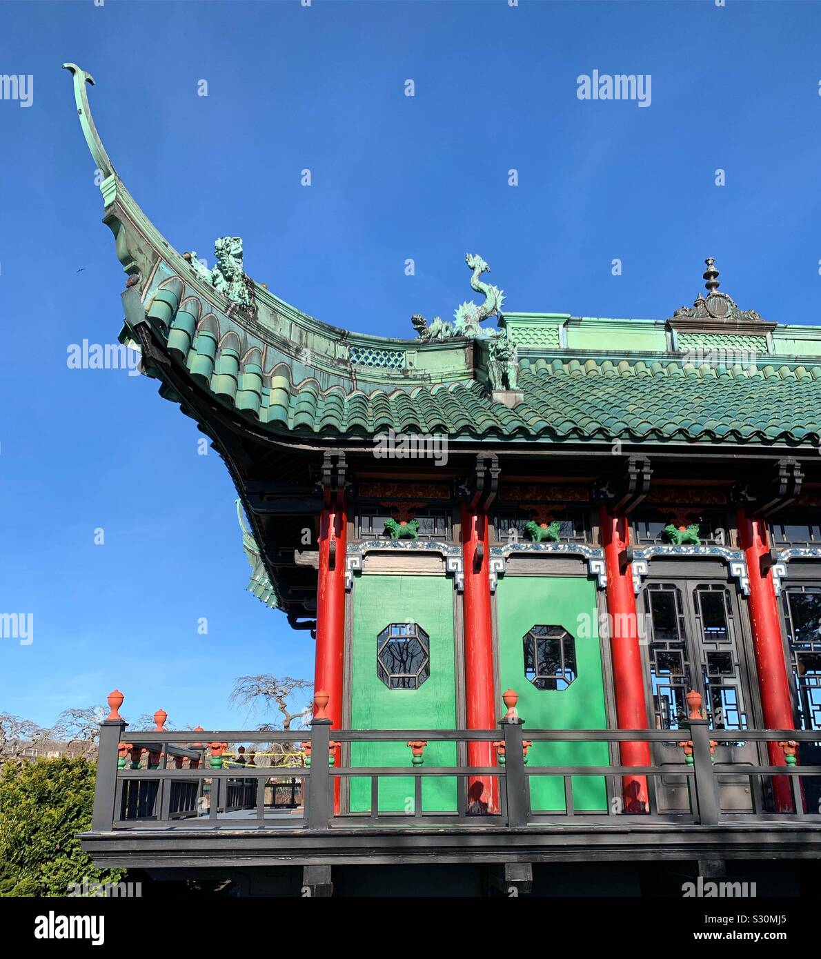 Das Chinesische Teehaus in der Nähe des Marble House, Newport, Rhode Island, United States - Smartphone-aufgenommenes Stockfoto