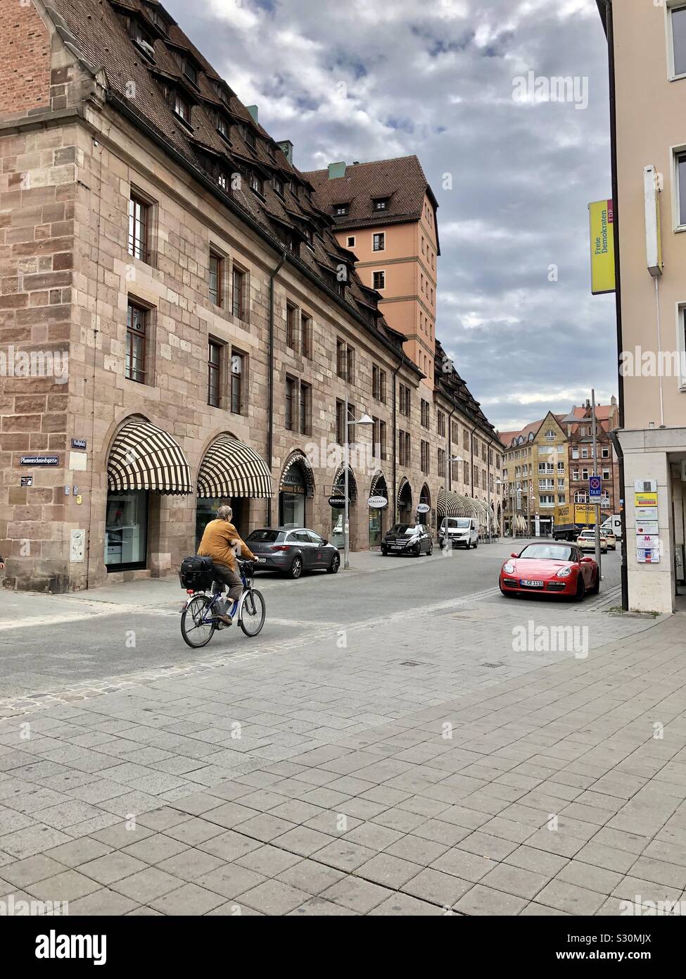 Street Scene mit Radfahrer und Autos in Nürnberg, Deutschland, Bayern. - Smartphone-aufgenommenes Stockfoto
