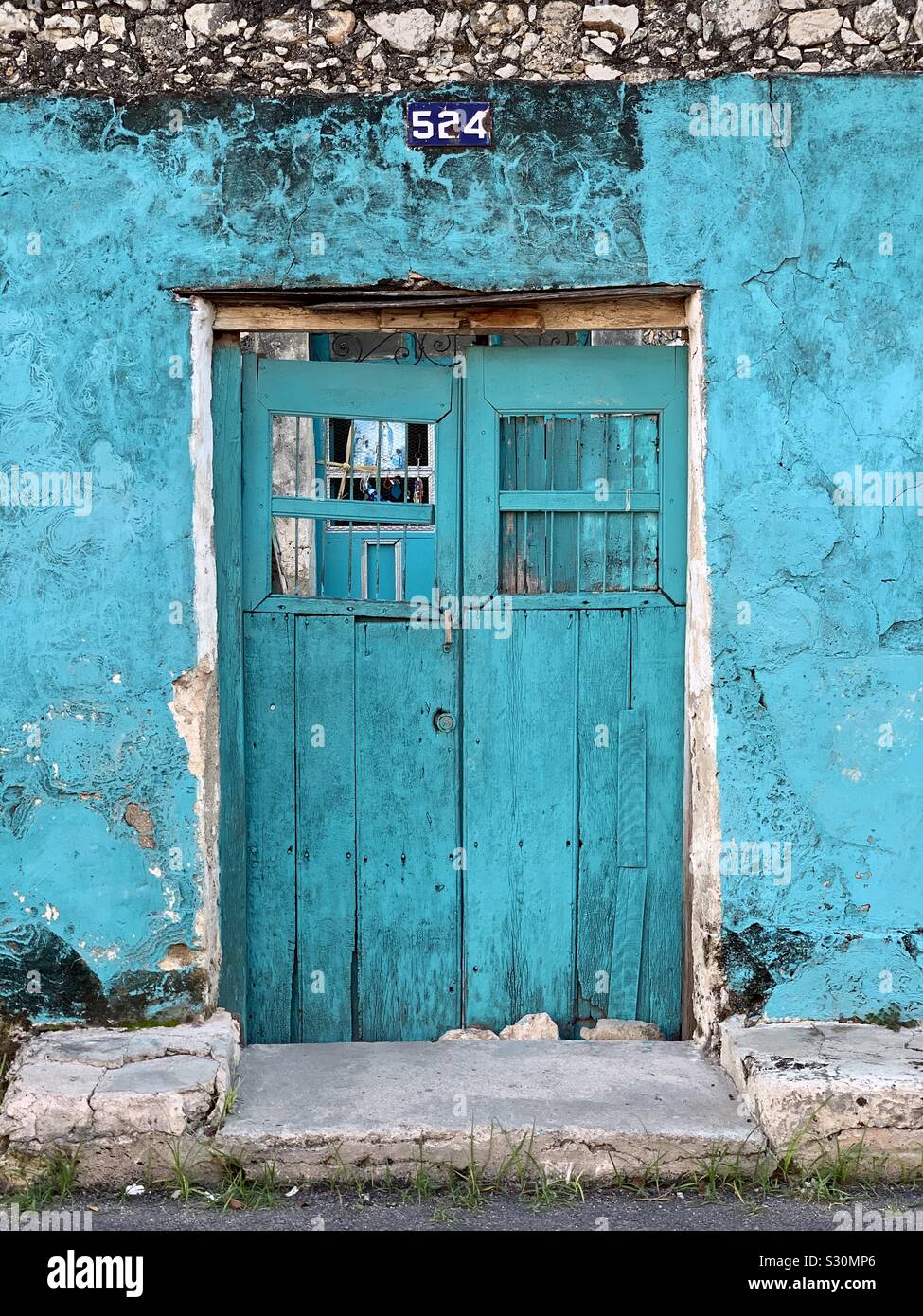 Tür eines alten Hauses Stockfoto