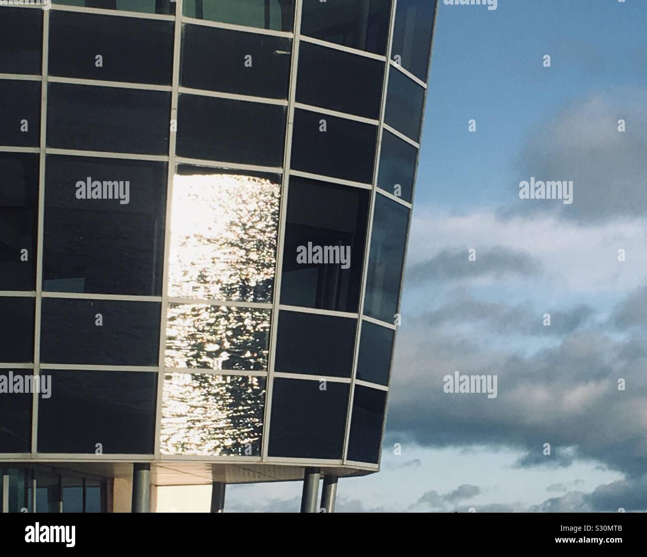 Wasser spiegelt sich in den Fenstern der Hafen Aberdeen Marine Operations Center Stockfoto