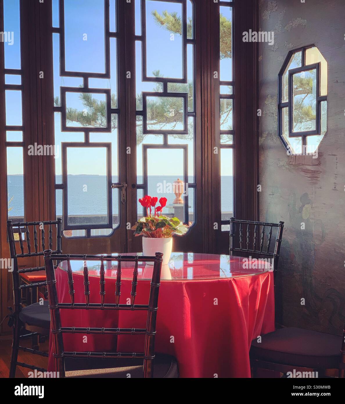 Tabelle mit Blick auf den Ozean am Chinesischen Teehaus, Marble House, Newport, Rhode Island, United States - Smartphone-aufgenommenes Stockfoto