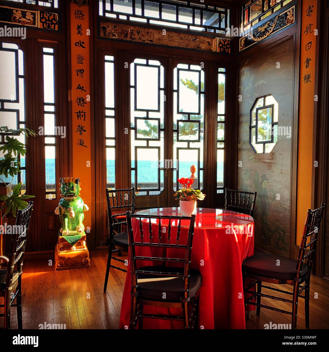 Tabelle mit Blick auf den Ozean am Chinesischen Teehaus, Marble House, Newport, Rhode Island, United States - Smartphone-aufgenommenes Stockfoto