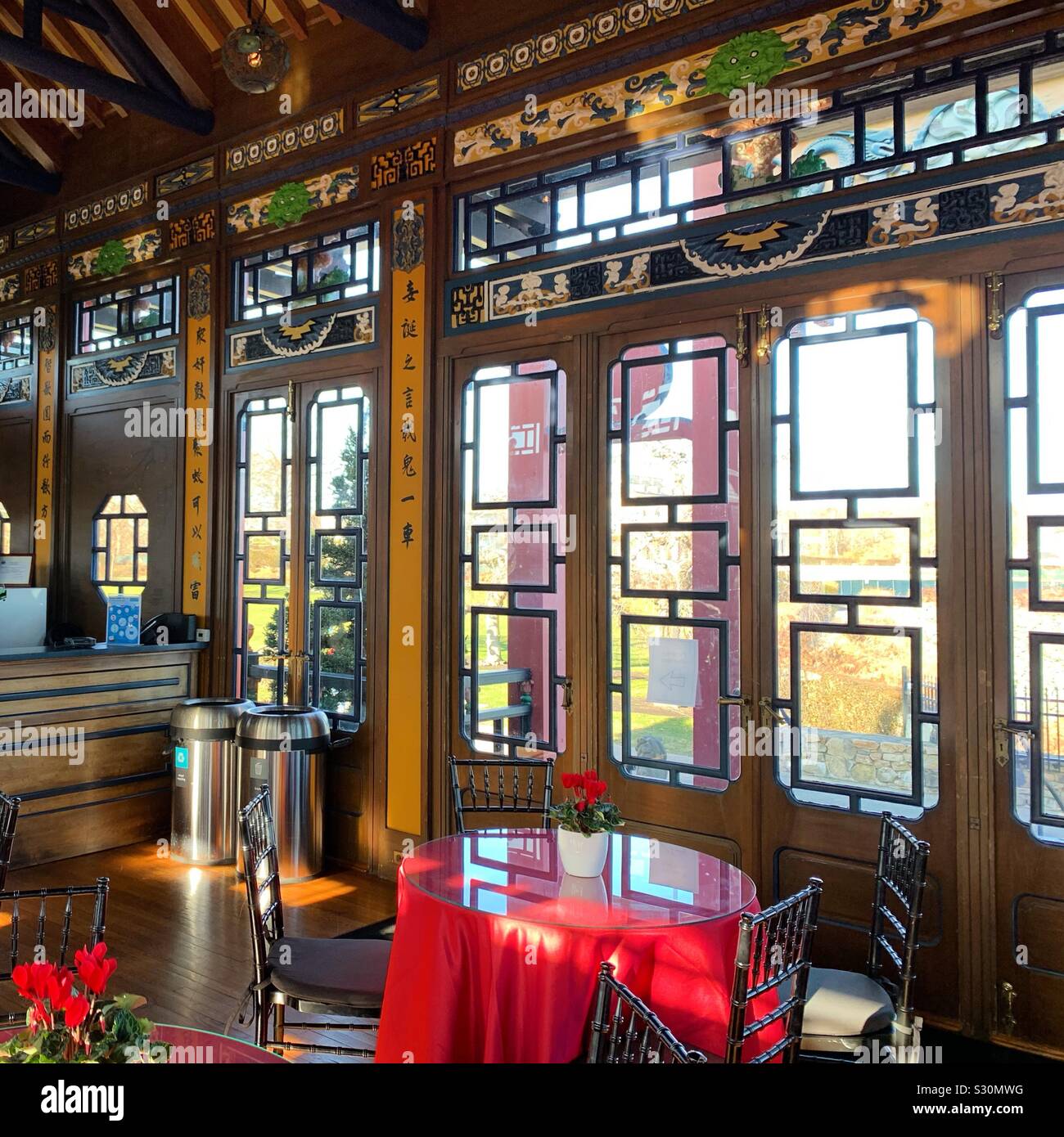 Im chinesischen Teehaus, Marble House, Newport, Rhode Island, United States - Smartphone-aufgenommenes Stockfoto