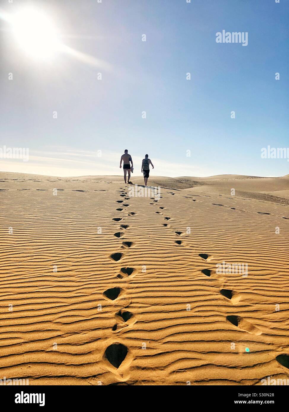 Gran Canaria-Maspalomas Wüste mit zwei Männer Stockfoto