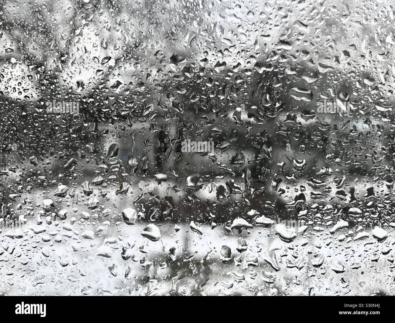 Wasserdampf und Tropfen auf kaltem Glas, russische Winter Stockfoto