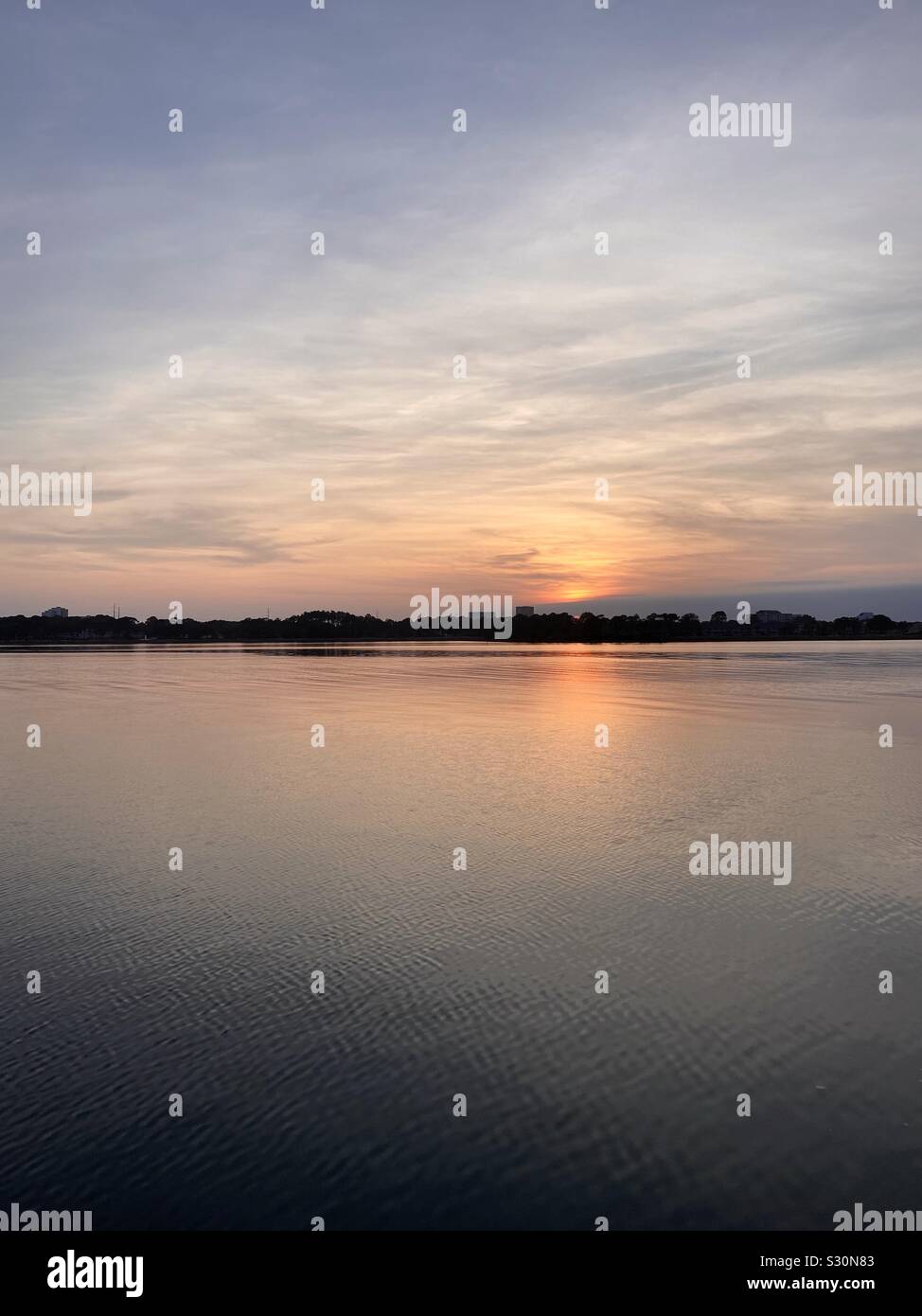 Sonnenuntergang am Golf von Mexiko Wasser mit Farbe Reflexionen auf dem Wasser Stockfoto