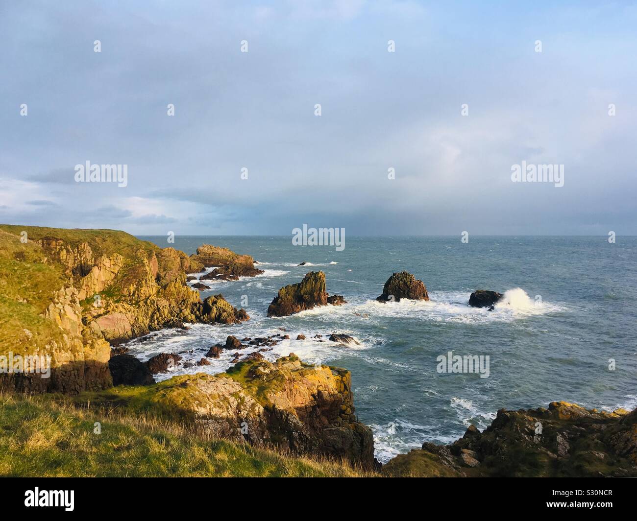 Spektakulären felsigen Küste in der Nähe von Cruden Bay, Aberdeenshire, Schottland Stockfoto